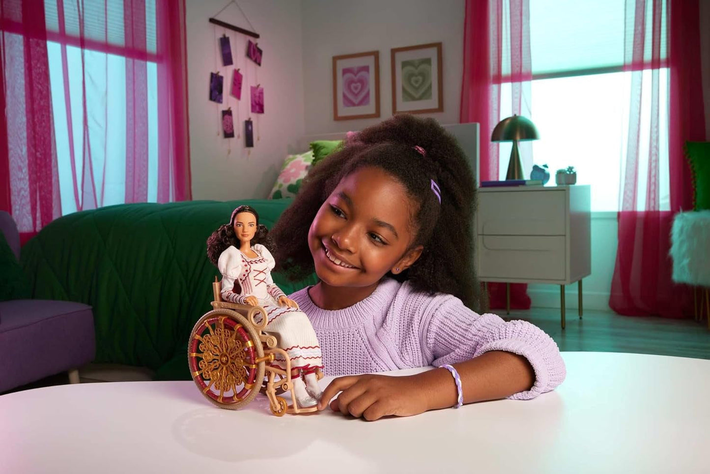 Mattel Wicked Nessarose Fashion Doll i akcesoria, w tym wózek inwalidzki, z kręconymi brązowymi włosami, różnymi pozami i odpinaną suknią balową, HXY36