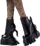 Monster High Wednesday Puppe und Accessoires, Wednesday Addams Sammelfigur in Nevermore Academy Uniform z Eiskaltem Händchen i Rucksack, Puppenständer, HXJ04