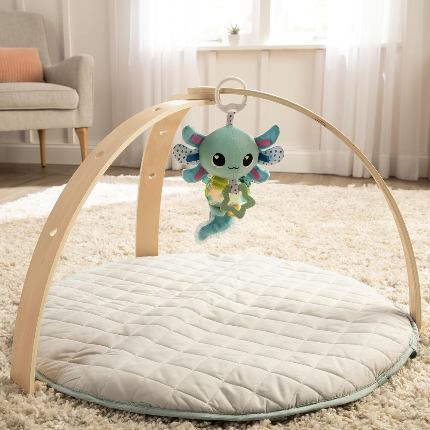 LAMAZE Alise Axolotl - Zabawka do wózka Clip & Go - Zabawki sensoryczne dla dzieci - Zabawki wczesnoszkolne dla dzieci w wieku 0-6 miesięcy - Specjalnie zaprojektowane dla noworodków - Prezenty na baby shower Bebe Naty Shop Toys