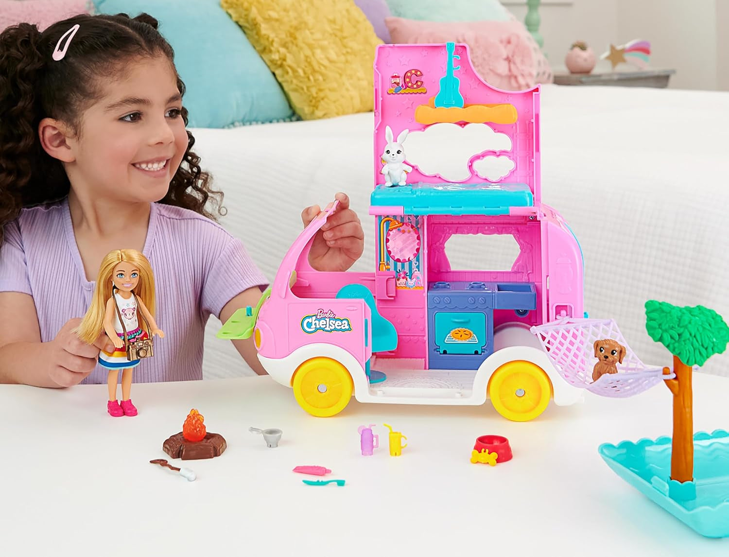 Przyczepa kempingowa Barbie Chelsea 2 w 1 — zabawkowy pojazd z basenem, hamakiem i jadalnią do kreatywnej zabawy i opowiadania historii, od 3 lat, HNH90