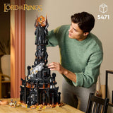 Ikony LEGO Władca Pierścieni: Zestaw do budowania dla dorosłych Barad-Door z minifigurkami Saurona, Gothmoga, Orka, Froda, Sama i Golluma Pamiątki filmowe Kolekcja dla fanów 10333 Zestawy do budowania Szukaj w sklepie LEGO