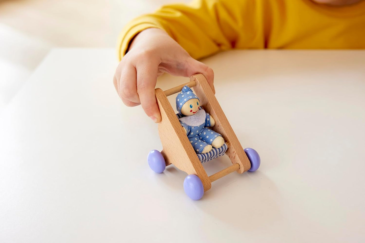 Hape Baby Room - drewniany zestaw do pokoju lalek, mebelki dla lalek, akcesoria do domku dla lalek dla maluchów, miniaturowy pokój dziecięcy z huśtawką i akcesoriami, 3-letnie odgrywanie ról