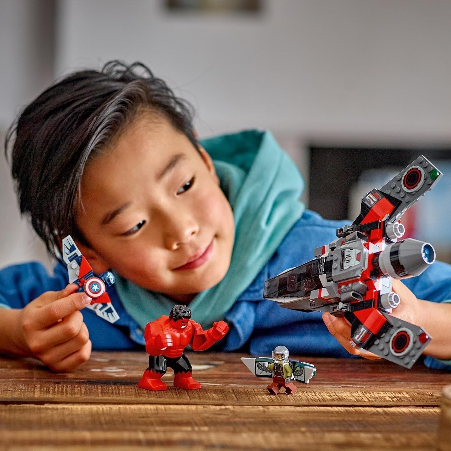 LEGO Marvel Starcie pomiędzy Kapitanem Ameryką a Czerwonym Hulkiem Prezent dla dzieci Zestaw odrzutowy do zbudowania Zabawka superbohatera dla chłopców i dziewcząt 8-letnia przygoda do budowania 76292 Zestawy do budowania Besuche den LEGO-Store