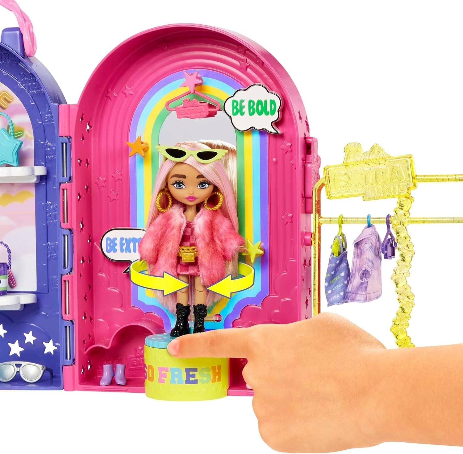 Barbie Extra Minis, dodatkowa mini lalka i zestaw butikowy, szafa z szafkami, półki, lustra, platforma 360, dodatkowa mini lalka z różowymi akcesoriami do włosów, HHN15
