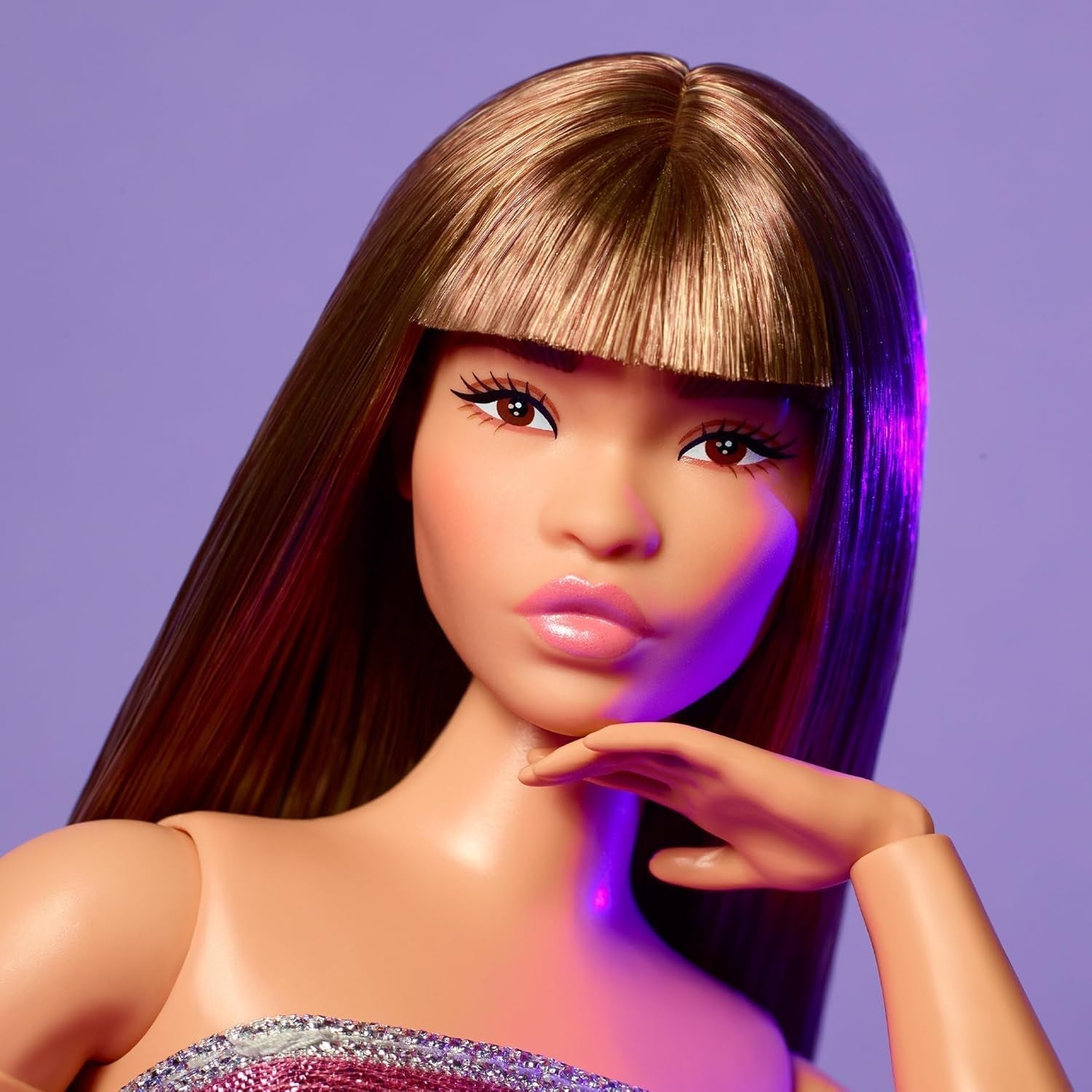 Lalka Barbie Looking, figurka kolekcjonerska nr. 24 z brązowymi włosami i nowoczesną modą Y2K, błyszcząca sukienka bez ramiączek i wysokie obcasy z odkrytymi palcami, lalki HRM16 Naty Shop