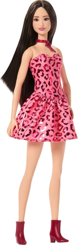 Lalka Barbie Fashionistas nr. nr 246 w różowej sukience w panterkę bez ramiączek, z czarnymi włosami i dodatkami, takimi jak naszyjnik z kokardką i buty, JJN59
