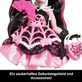 Straszna i słodka lalka urodzinowa Monster High Draculaura w różowej sukience imprezowej z dodatkami tematycznymi, takimi jak zaproszenie, balon, prezent, fani i nie tylko, JBG74
