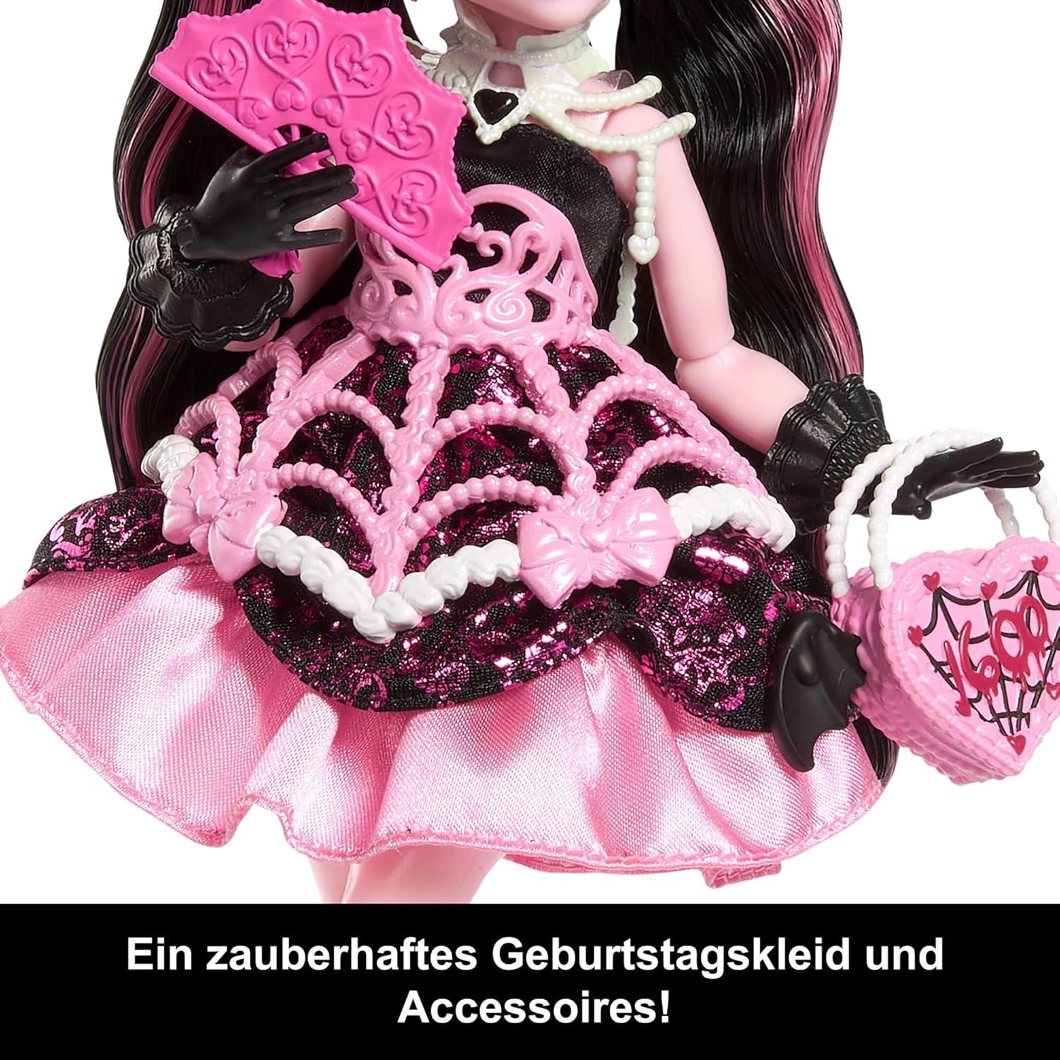 Straszna i słodka lalka urodzinowa Monster High Draculaura w różowej sukience imprezowej z dodatkami tematycznymi, takimi jak zaproszenie, balon, prezent, fani i nie tylko, JBG74