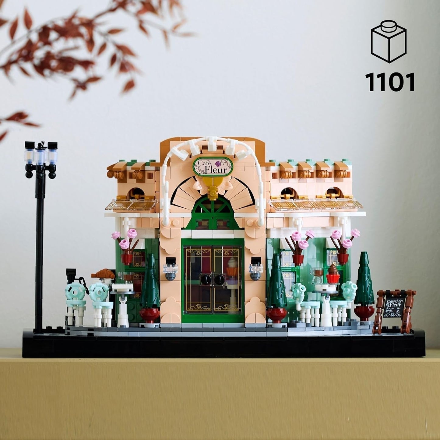 LEGO Icons Francuska kawiarnia - Ozdoby do salonu lub biura - Zestaw do budowania dla dorosłych zawierający malowniczą fasadę, wiszącą doniczkę i krzesła - Prezent dla mężczyzn i kobiet 10362 Zestawy do budowania Besuche den LEGO-Store