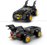 LEGO 76264 Pościg DC w Batmobilu: Batman kontra Batman Zestaw samochodzików Jokera, Zestaw startowy superbohatera z 2 minifigurkami, Zabawka dla przedszkolaków, chłopców i dziewcząt od 4. roku życia, Zestawy do szybkiego montażu Besuche den LEGO-Store