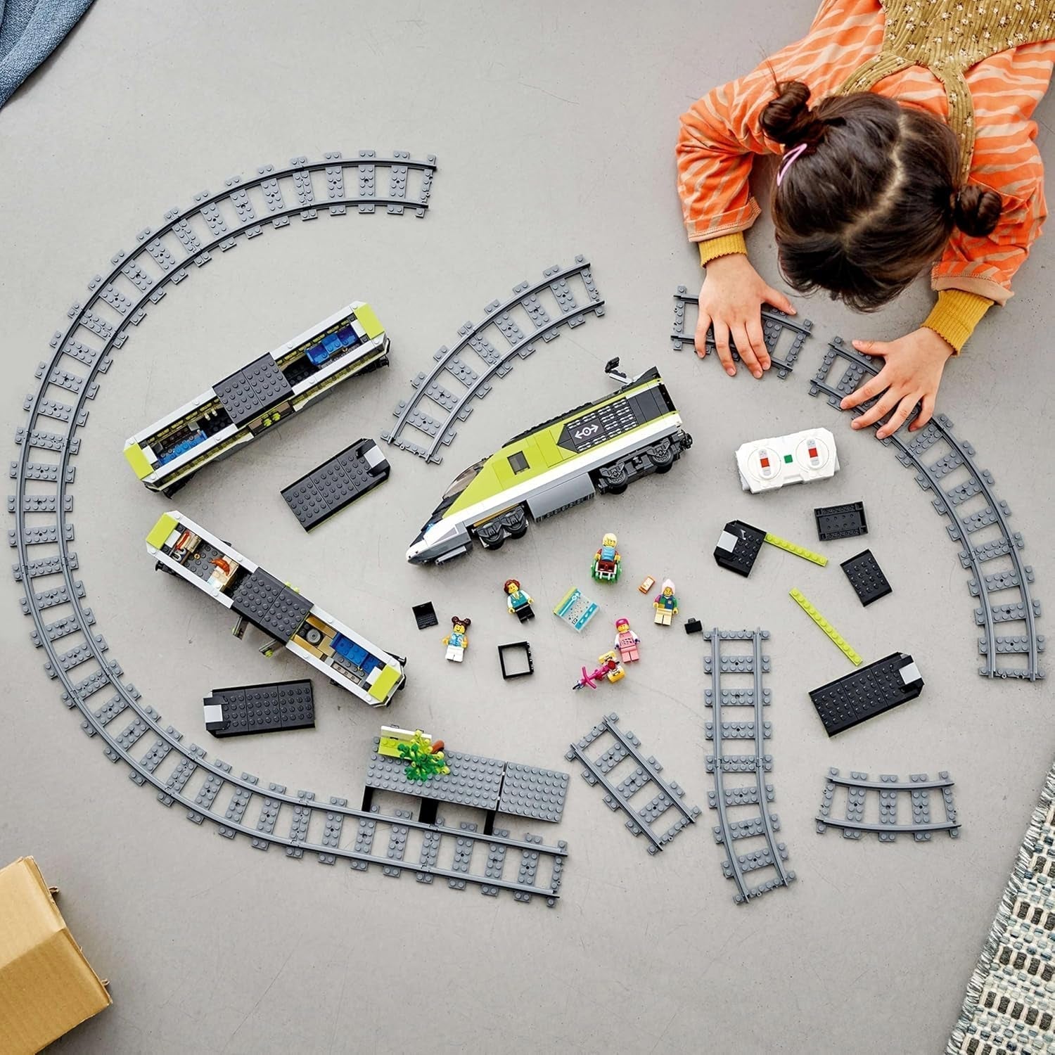 LEGO City Ekspres pasażerski, zestaw zdalnie sterowanych pociągów, zabawka kolejowa z reflektorami, 2 wagony i 24 elementy torów, prezent dla dzieci, chłopców i dziewcząt 60337 Zestawy do budowania Kup w sklepie LEGO
