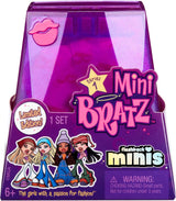 Lalki Bratz Miniverse MGA's Y2K Nostalgia Flashback Minis z limitowanej edycji - PAKIET NIESPODZIANKI - 2 mini lalki Bratz i gablota - świetny prezent dla dzieci i kolekcjonerów 6+