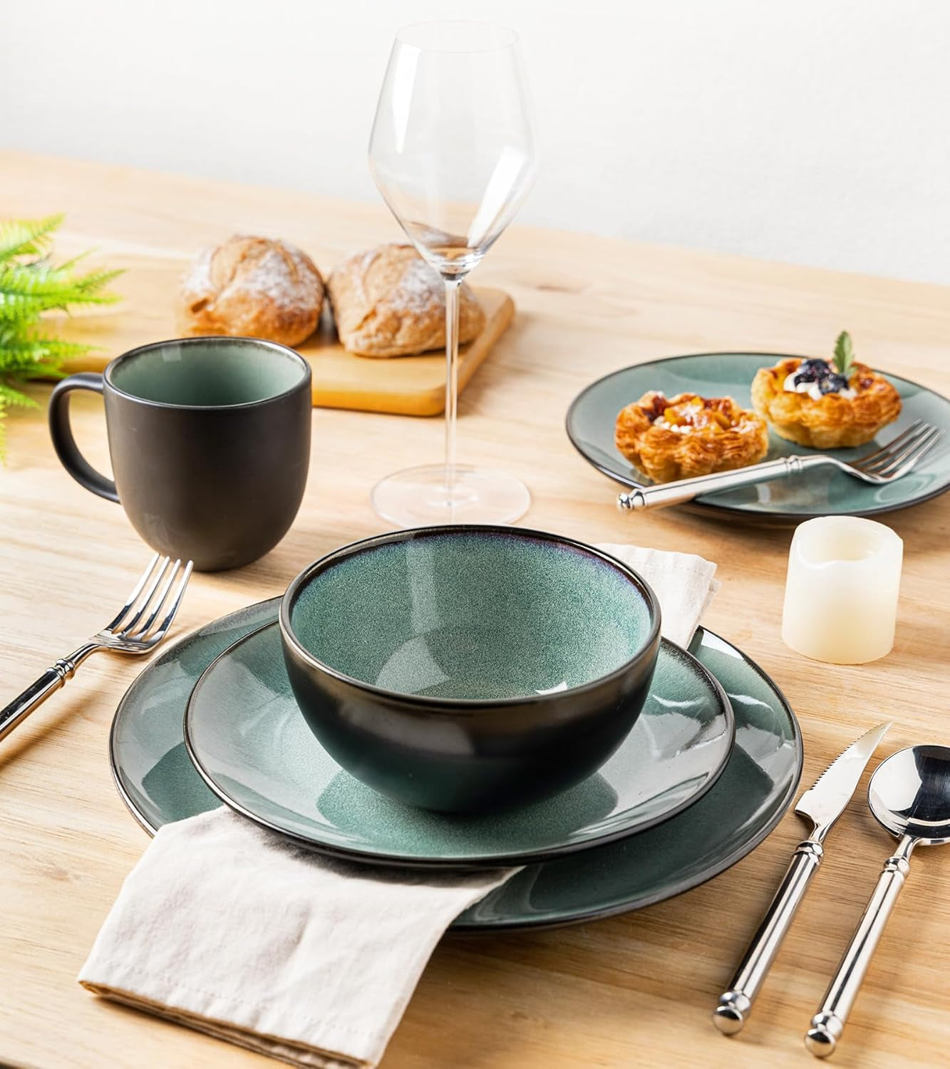 GBhome Zestaw porcelanowych naczyń obiadowych dla 4 osób 12-częściowy zestaw naczyń z glazurą reaktywną Ręcznie robiony zestaw misek i talerzy do kuchenki mikrofalowej i mycia w zmywarce Kolor benzyny GDW025WB-EU