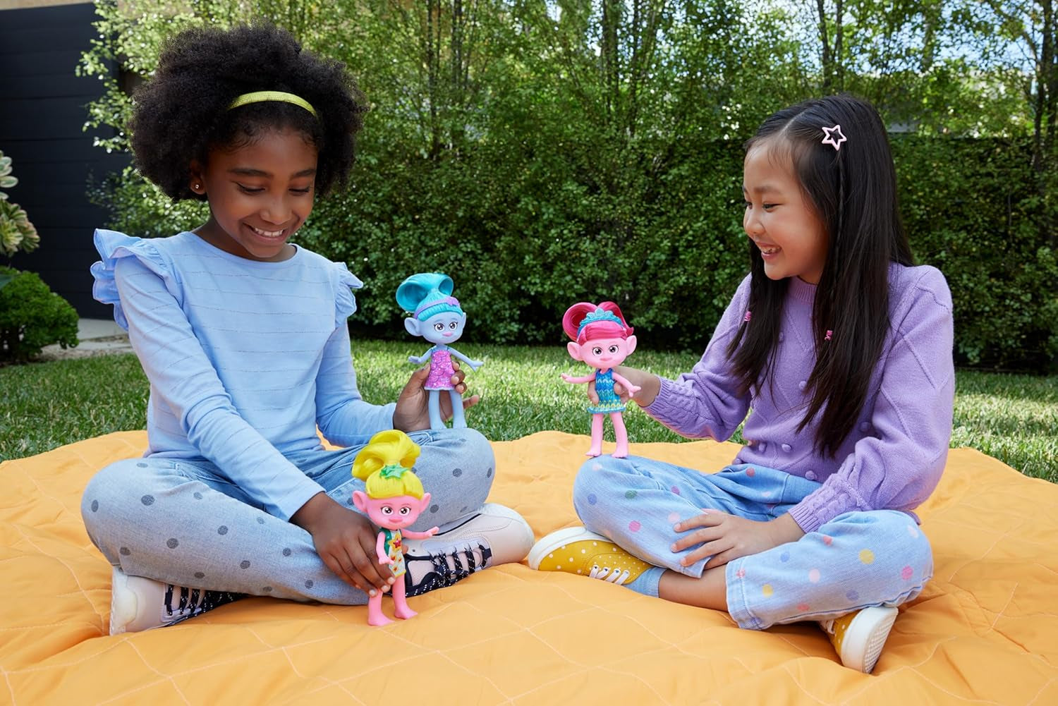 Mattel DREAMWORKS TROLLS United We Stand – lalka Chenille Hairy Surprises z błyszczącymi niebieskimi włosami, fioletową opaską na głowę, wiek od 3 lat, HNF15