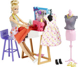 Barbie HDY90 - lalka projektantki mody (30,40 cm) i studio, ponad 25 akcesoriów do projektowania i mody, designerskie biurko, krzesło, maszyna do szycia, model tkaniny, manekin i więcej, zabawki od 3 lat Naty Shop Dolls