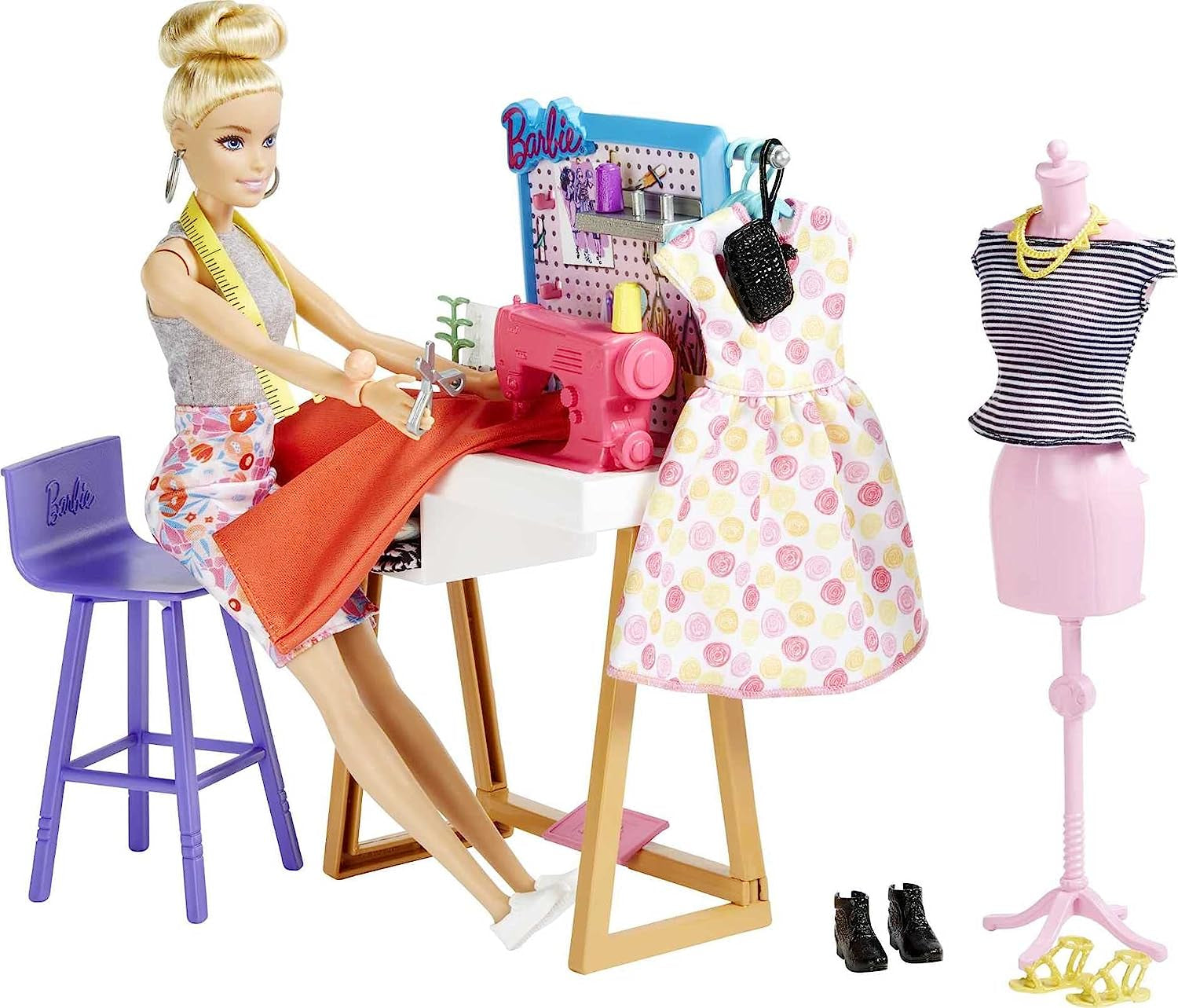 Barbie HDY90 - lalka projektantki mody (30,40 cm) i studio, ponad 25 akcesoriów do projektowania i mody, designerskie biurko, krzesło, maszyna do szycia, model tkaniny, manekin i więcej, zabawki od 3 lat Naty Shop Dolls