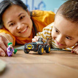 LEGO 76264 Pościg DC w Batmobilu: Batman kontra Batman Zestaw samochodzików Jokera, Zestaw startowy superbohatera z 2 minifigurkami, Zabawka dla przedszkolaków, chłopców i dziewcząt od 4. roku życia, Zestawy do szybkiego montażu Besuche den LEGO-Store