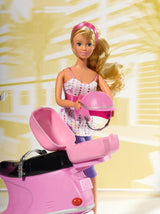 Simba 105730282 - Steffi Love Chic City Scooter, Steffi z różową hulajnogą z kaskiem i przegródką na kask, lalka modowa, 29 cm, dla dzieci w wieku 3+