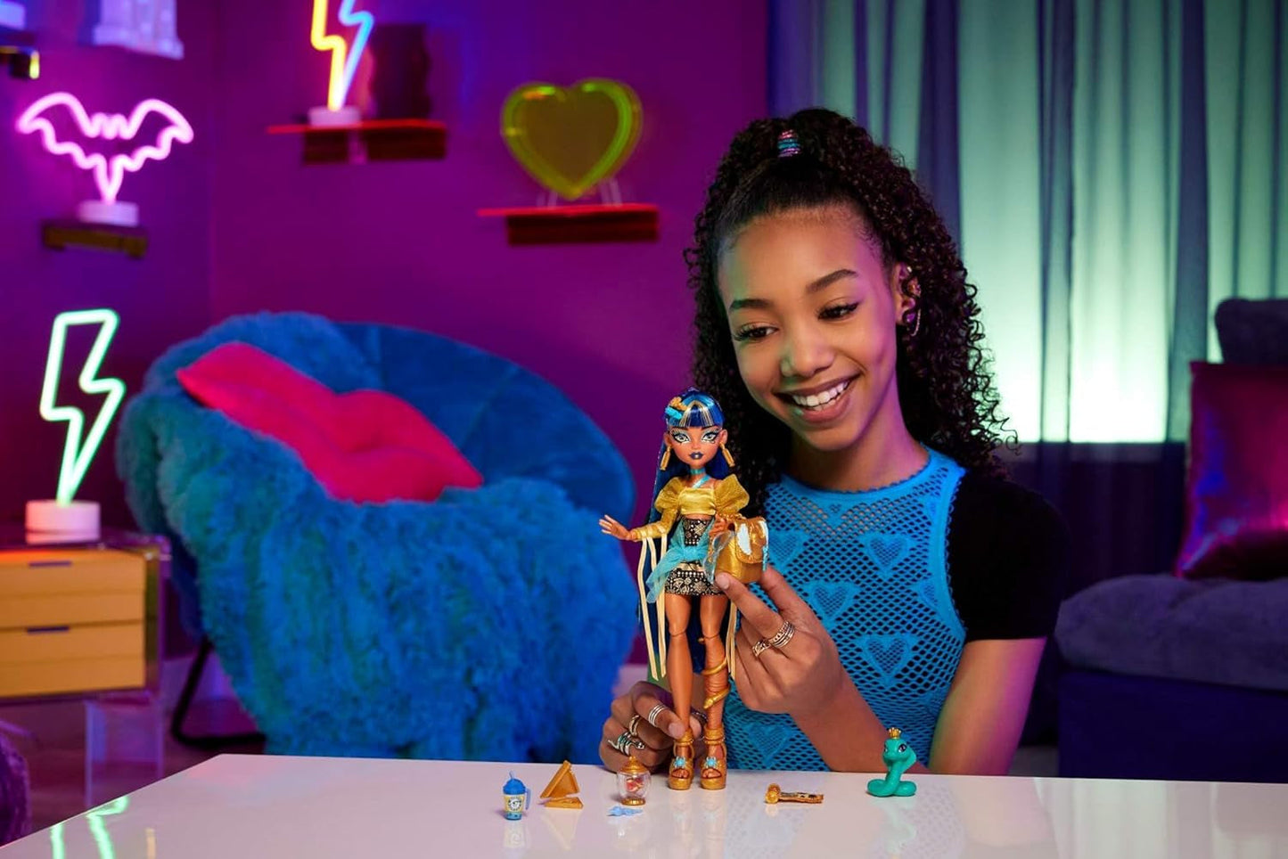 Lalka Monster High Cleo De Nile w złotej bluzce i warstwowej spódnicy, zawiera kobrę Hissette i akcesoria, takie jak tornister, przekąskę i rolkę papieru toaletowego, HXH74
