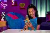 Lalka Monster High Cleo De Nile w złotej bluzce i warstwowej spódnicy, zawiera kobrę Hissette i akcesoria, takie jak tornister, przekąskę i rolkę papieru toaletowego, HXH74
