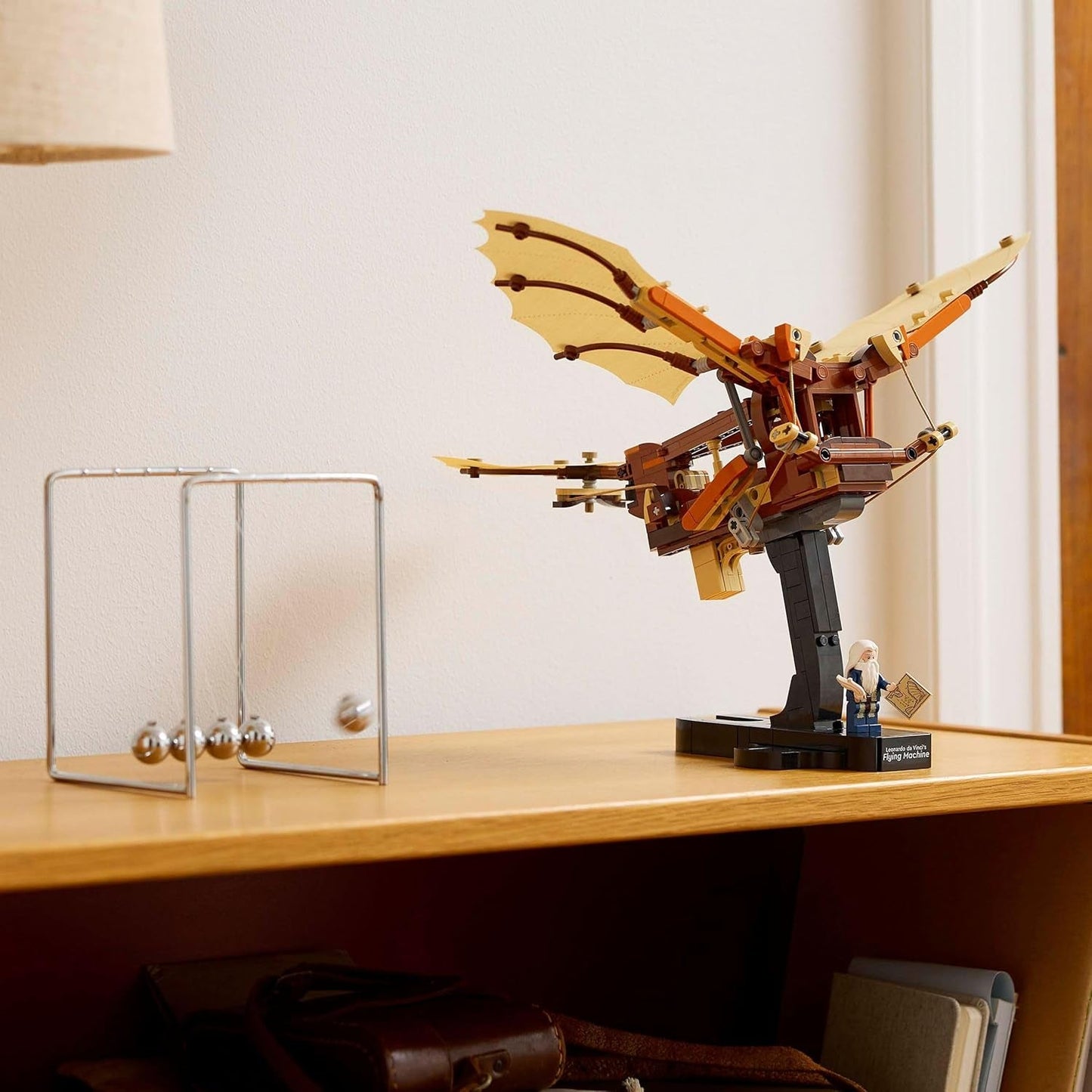 LEGO Icons Latająca maszyna Leonarda Da Vinci z trzepoczącymi skrzydłami - Zawiera minifigurkę i stojak - Zestaw do budowania dla dorosłych - Zestaw do dekoracji domu - Pomysł na prezent - 10363 Zestawy do budowania Besuche den LEGO-Store