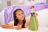 Mattel Disney Frozen Singing Anna Doll - 30-sekundowy fragment piosenki, klasyczny strój zamkowy, odpinana miękka spódnica, czesane włosy, dla dzieci w wieku 3+, wersja niemiecka, HMG41