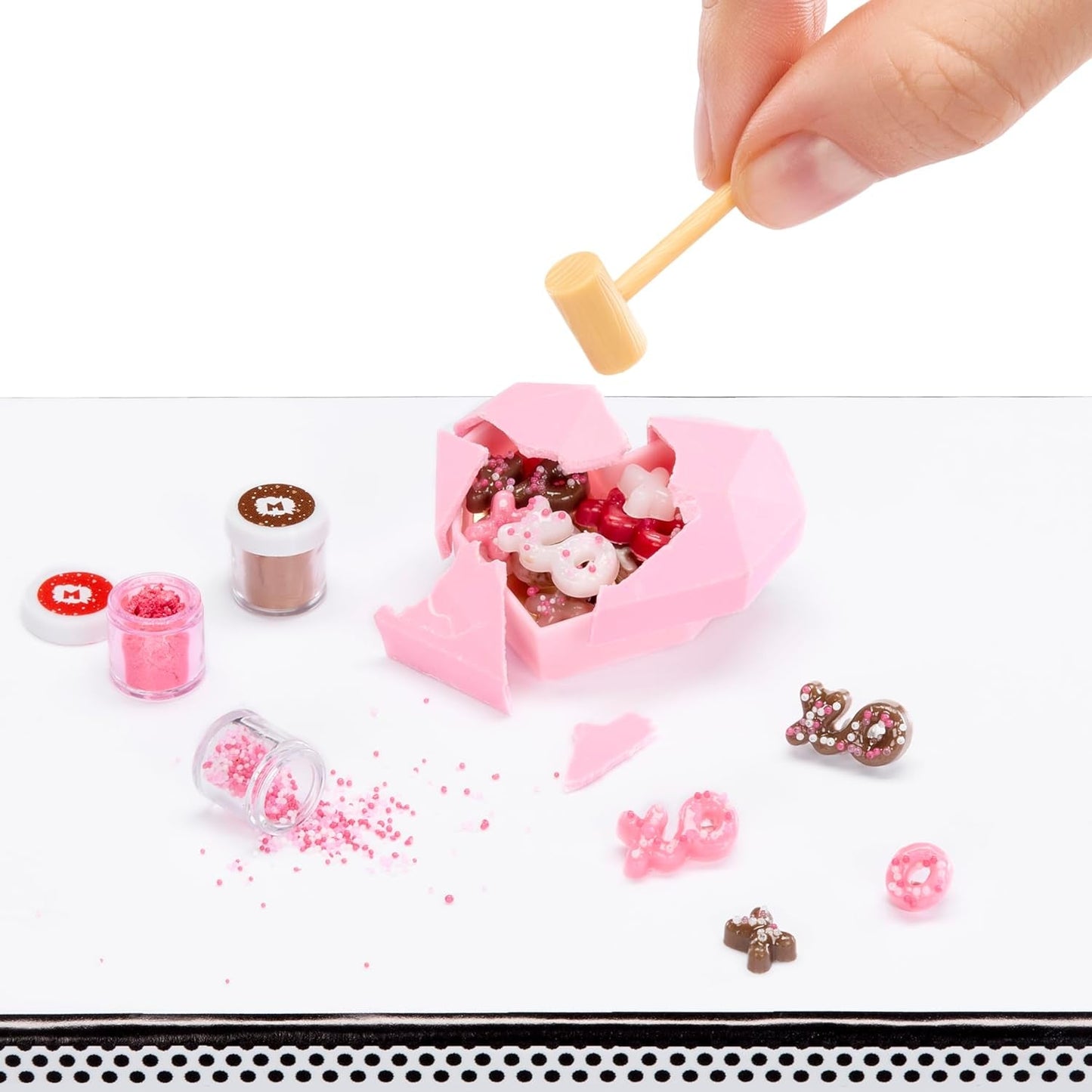 MGA Miniverse – Zrób to Mini z miłością – Mini przedmioty kolekcjonerskie, Zestaw do rękodzieła z żywicy DIY, Seria walentynkowa, Repliki żywności, Niejadalne – Dla kolekcjonerów i dzieci w wieku od 8 lat