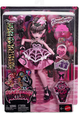 Straszna i słodka lalka urodzinowa Monster High Draculaura w różowej sukience imprezowej z dodatkami tematycznymi, takimi jak zaproszenie, balon, prezent, fani i nie tylko, JBG74