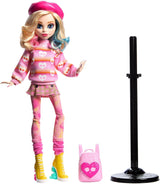 Lalka Monster High Wednesday i akcesoria Różowa figurka kolekcjonerska Enid Sinclair z beretem i stojakiem na plecak dla lalek HXJ05