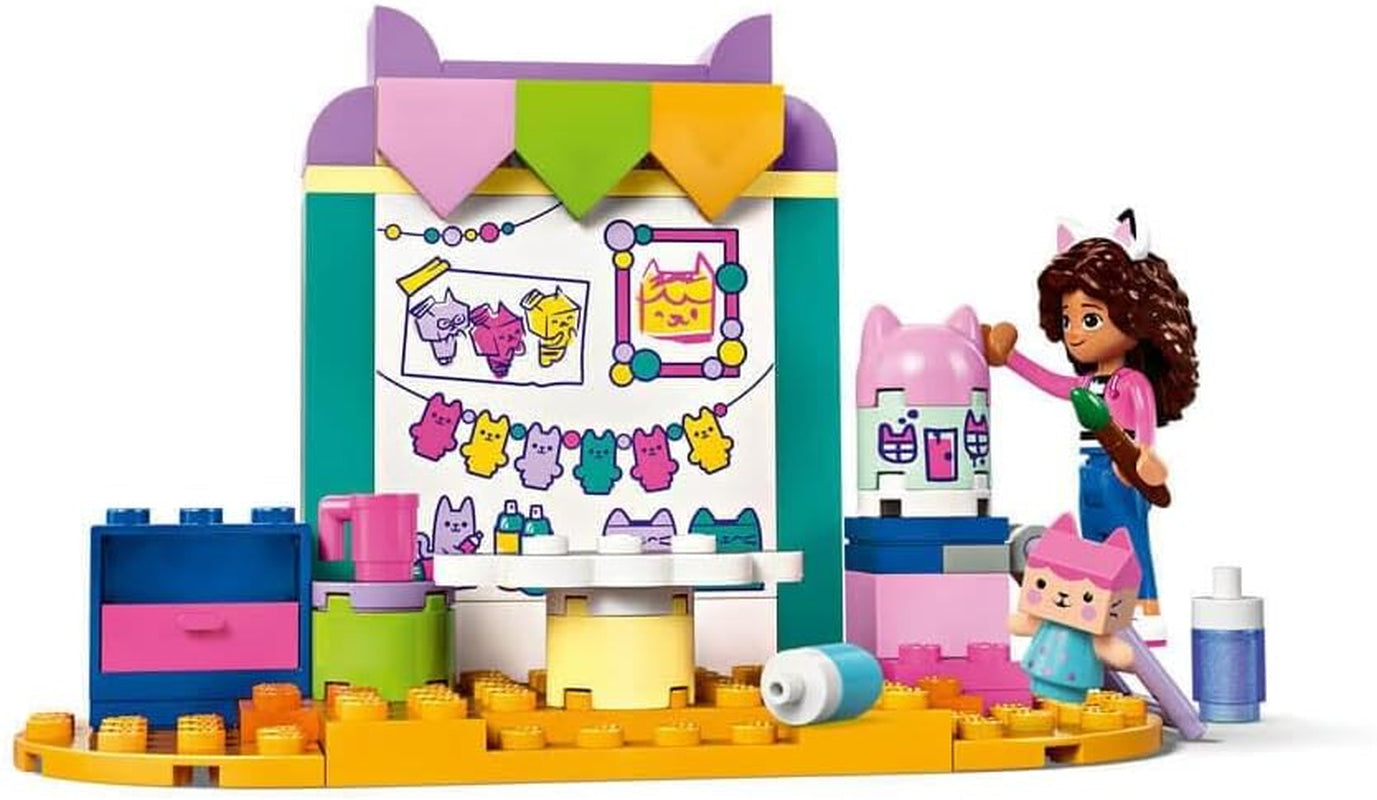 LEGO 4+ Domek dla lalek Gabby – zabawny domek dla lalek z pudełkiem dla dzieci, zestaw do odgrywania ról, zestaw do kreatywnego rękodzieła dla dziewcząt i chłopców w wieku od 4 lat, model domku dla lalek 10795 Zestawy do budowania Szukaj sklepu LEGO