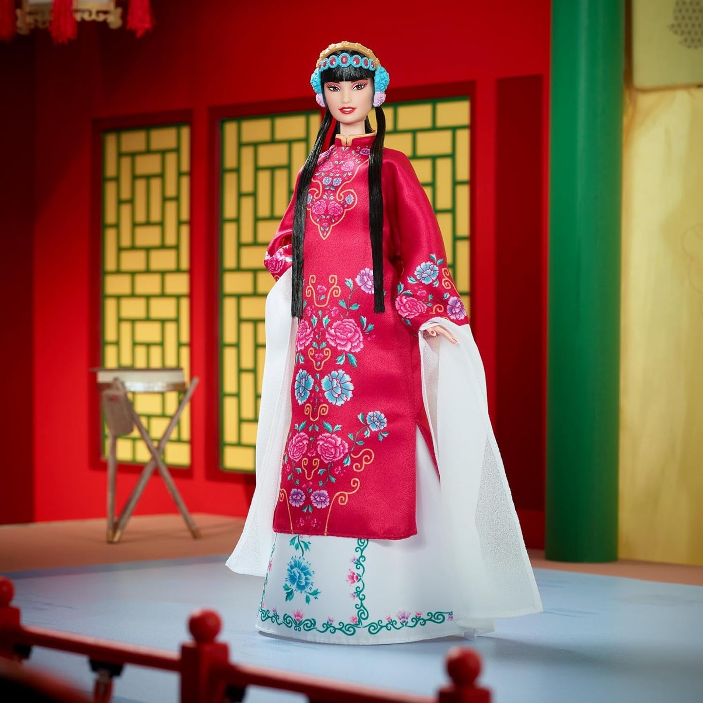 BARBIE Księżycowy Nowy Rok Barbie Puppe - Traditionelles Kleid in glücksbringendem Rot mit Pfingstrosenmuster, cyanblaue Schuhe mit pinken Troddeln, inspiriert von der Peking-Oper, HRM57