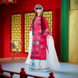 BARBIE Księżycowy Nowy Rok Barbie Puppe - Traditionelles Kleid in glücksbringendem Rot mit Pfingstrosenmuster, cyanblaue Schuhe mit pinken Troddeln, inspiriert von der Peking-Oper, HRM57
