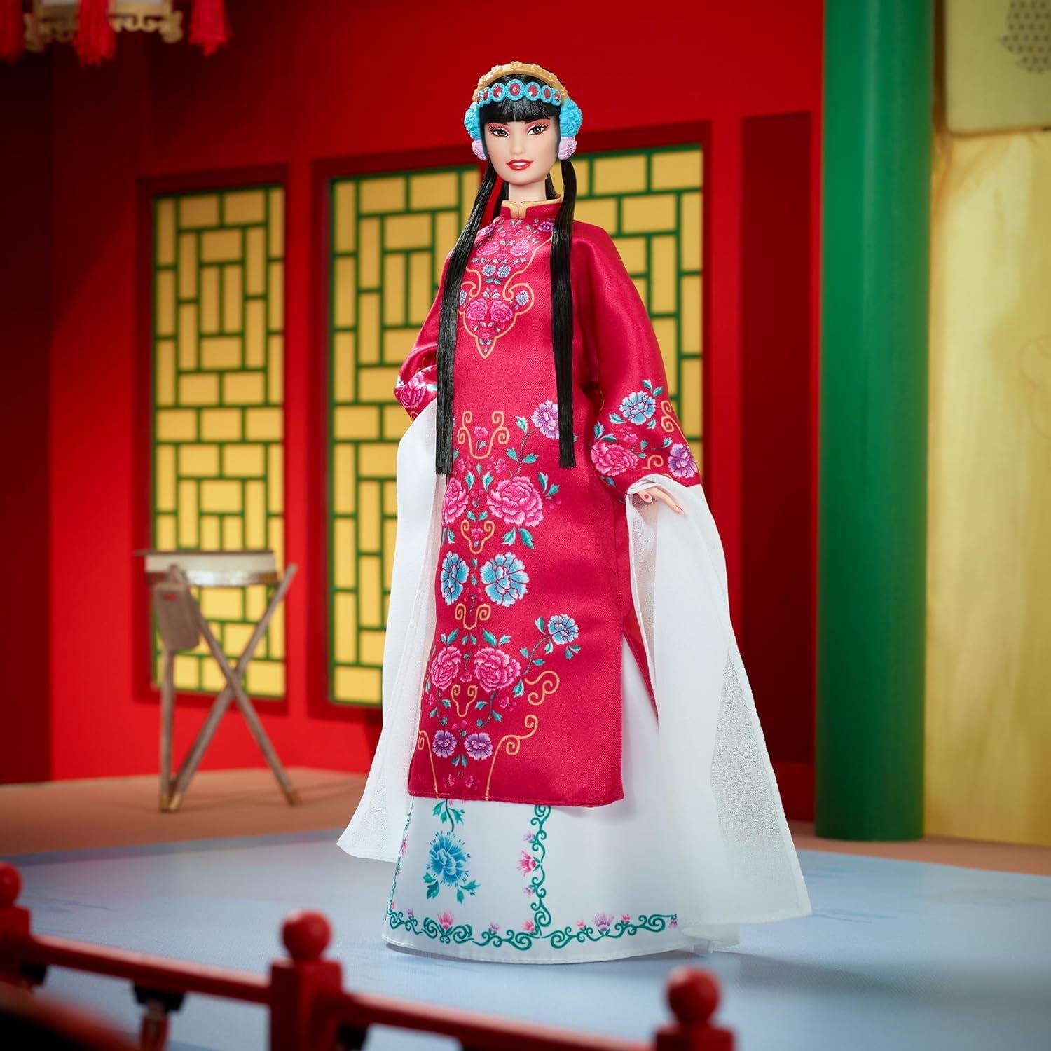 BARBIE Księżycowy Nowy Rok Barbie Puppe - Traditionelles Kleid in glücksbringendem Rot mit Pfingstrosenmuster, cyanblaue Schuhe mit pinken Troddeln, inspiriert von der Peking-Oper, HRM57