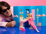 Barbie Signature gestylt von Andrew Mukamal Modepuppe, Sammlerstück z 3 stylizacjami na dzień i akcesoriami do noszenia, w tym ze stojakiem, JBH81
