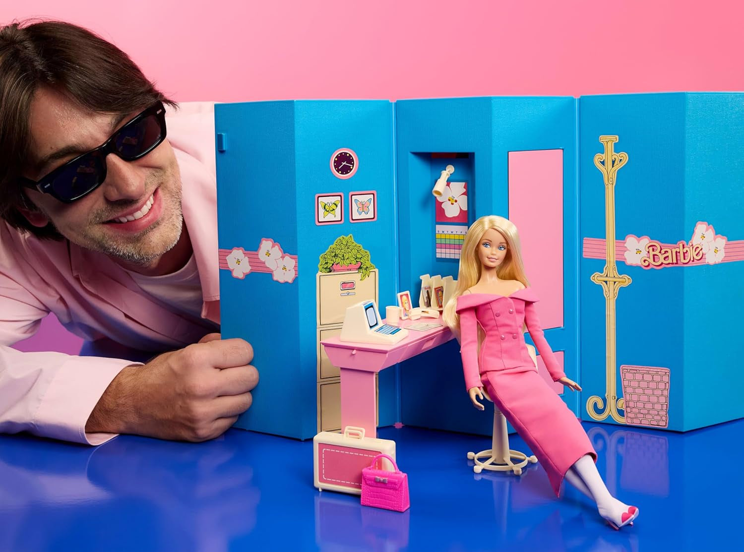Barbie Signature gestylt von Andrew Mukamal Modepuppe, Sammlerstück z 3 stylizacjami na dzień i akcesoriami do noszenia, w tym ze stojakiem, JBH81