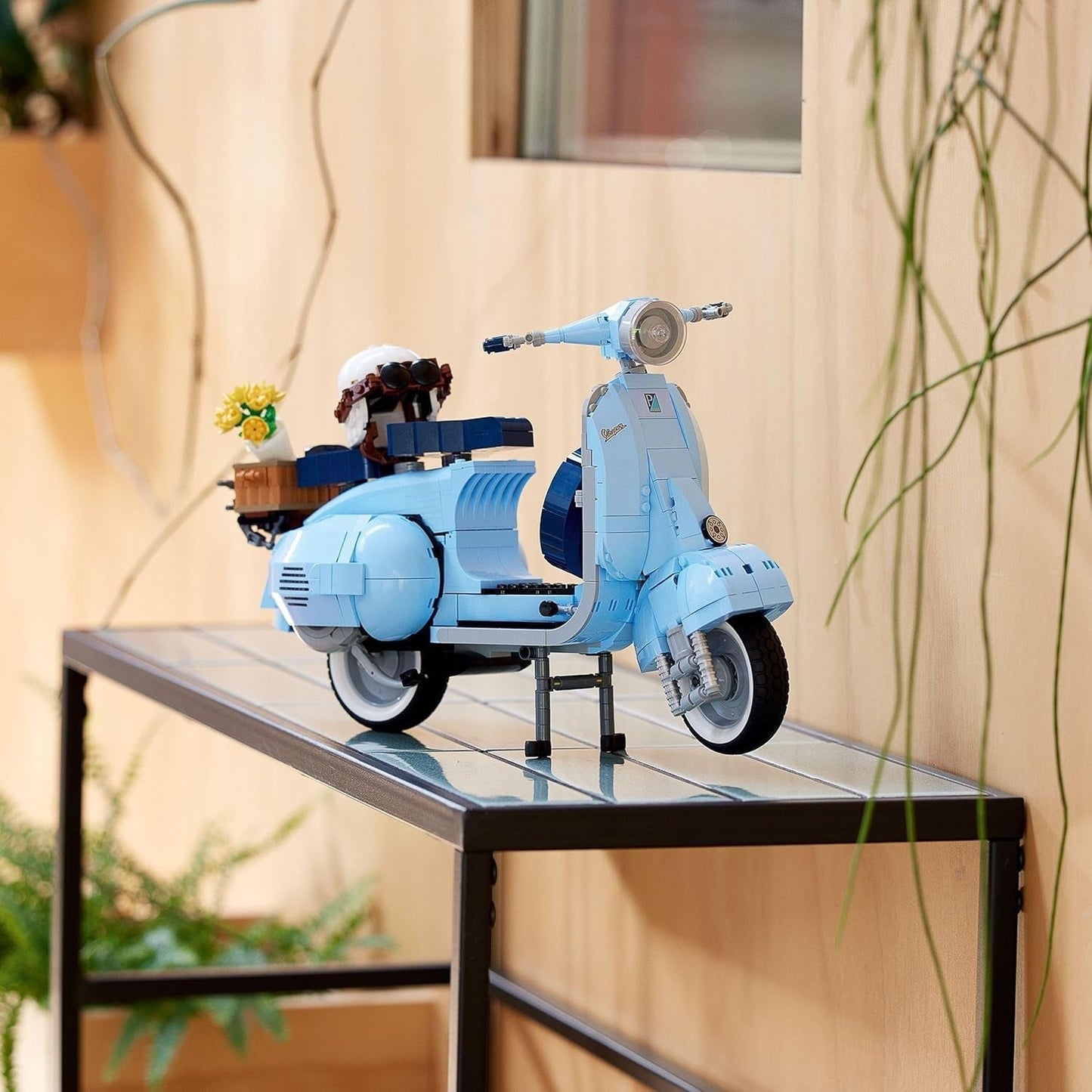 LEGO Icons Vespa 125, model motocykla do zbudowania, zabytkowy włoski skuter, model dla dorosłych, element wystawowy jako dekoracja pokoju, prezenty dla kobiet i mężczyzn 10298 Zestawy do budowania w sklepie LEGO