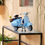 LEGO Icons Vespa 125, model motocykla do zbudowania, zabytkowy włoski skuter, model dla dorosłych, element wystawowy jako dekoracja pokoju, prezenty dla kobiet i mężczyzn 10298 Zestawy do budowania w sklepie LEGO