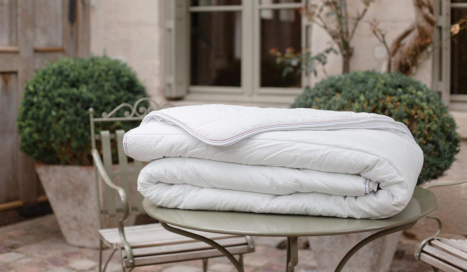 COLAS NORMAND Ciepła kołdra, można prać w 95°C, 240 X 220 cm, trwała, mikrofibra, miękka, jedwabista i wygodna, wyprodukowana we Francji, biała Kołdry i kołdry Naty Shop