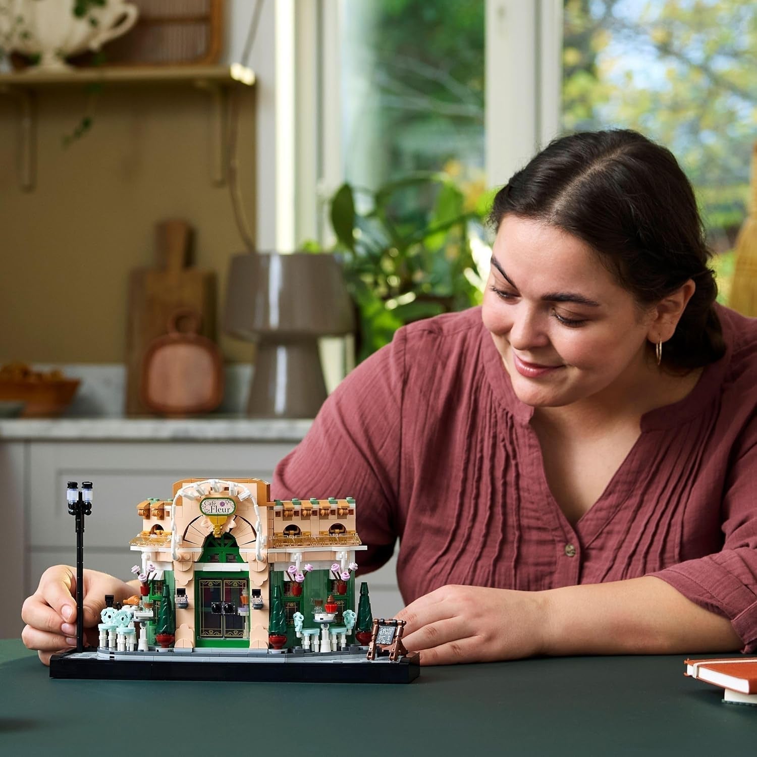 LEGO Icons Francuska kawiarnia - Ozdoby do salonu lub biura - Zestaw do budowania dla dorosłych zawierający malowniczą fasadę, wiszącą doniczkę i krzesła - Prezent dla mężczyzn i kobiet 10362 Zestawy do budowania Besuche den LEGO-Store