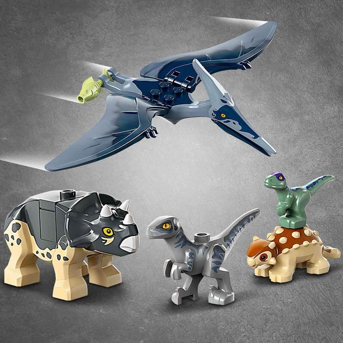 LEGO Jurassic World Centrum ratunkowe dla małych dinozaurów, zestaw z małymi figurkami dinozaurów, w tym Triceratopsem, Ankylozaurem i welociraptorem, prezent do budowania dla chłopców i dziewcząt od 4 lat 76963 Zestawy do budowania Besuche den LEGO-Store