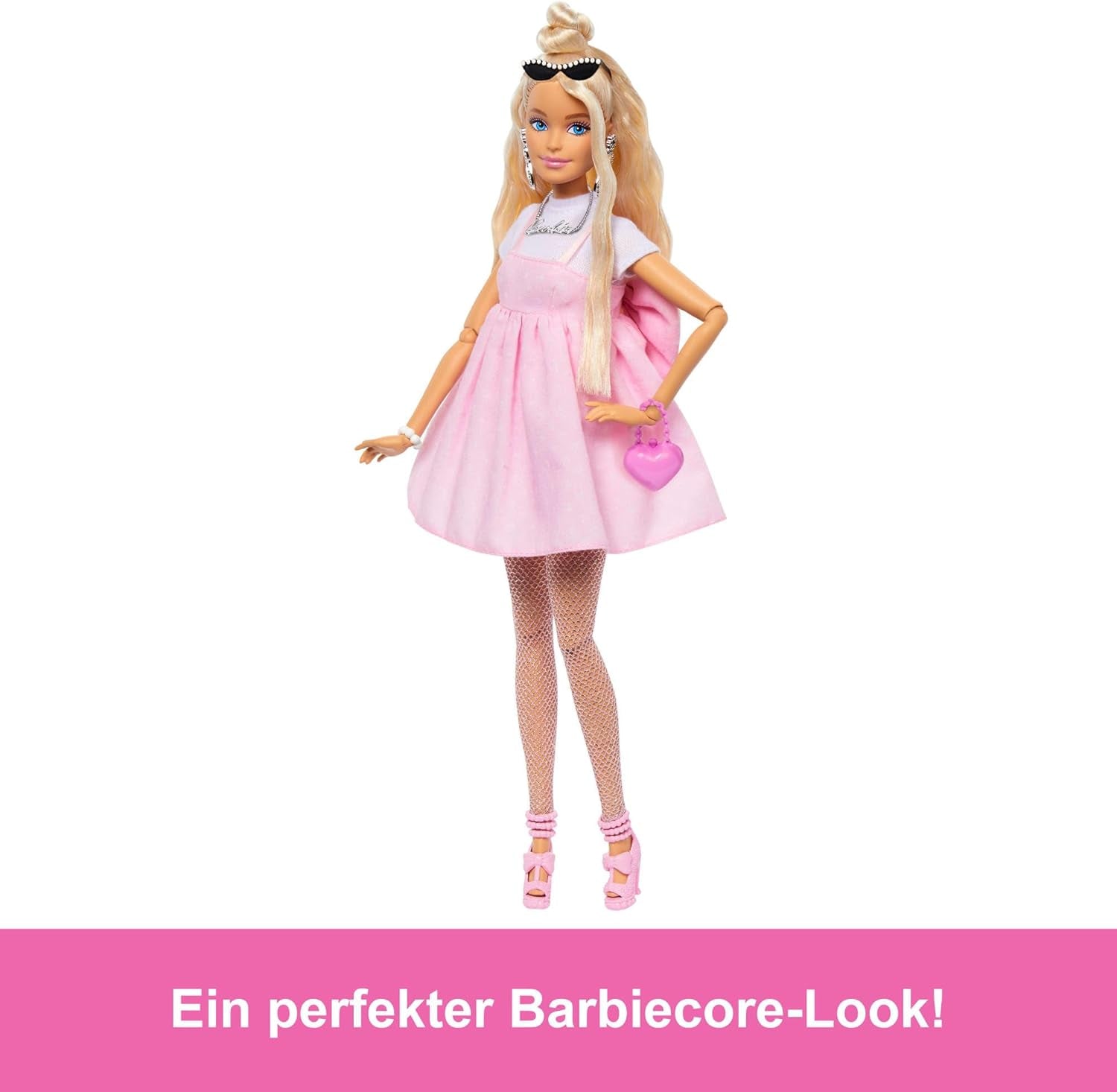 Lalka Barbie Deluxe Style nr. 3 ze strojem Barbiecore, blond włosami spiętymi w wysoki kok, pastelową różową sukienką z dużą kokardką i dodatkami takimi jak rajstopy kabaretki, lalki HYV27 Naty Shop