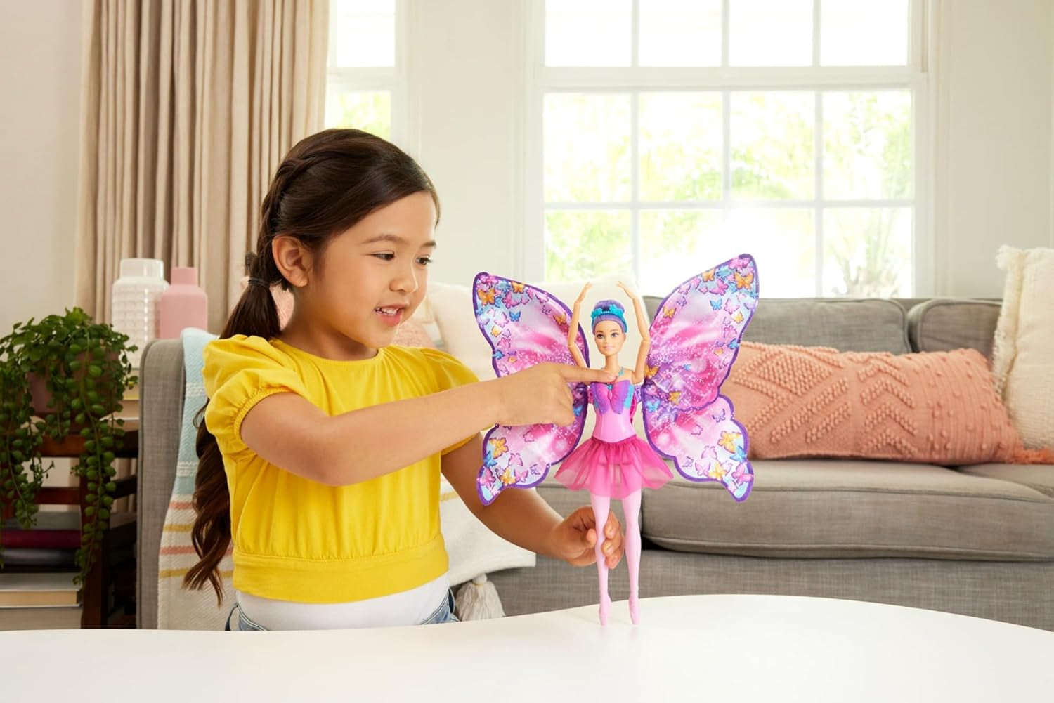 Barbie Tancerka i Motyl 2 w 1 Przemieniająca tancerkę w motyla z otwieranymi skrzydłami, fioletowymi włosami, akcesoriami do włosów i odpinaną spódniczką Tutu, HXJ10