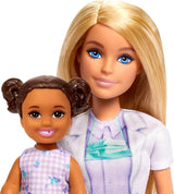 Lalka dentystka Barbie, modna lalka z blond włosami, niebieska sukienka i fartuch laboratoryjny, 1 lalka dziecięca, akcesoria egzaminacyjne i różne akcesoria, JCR74