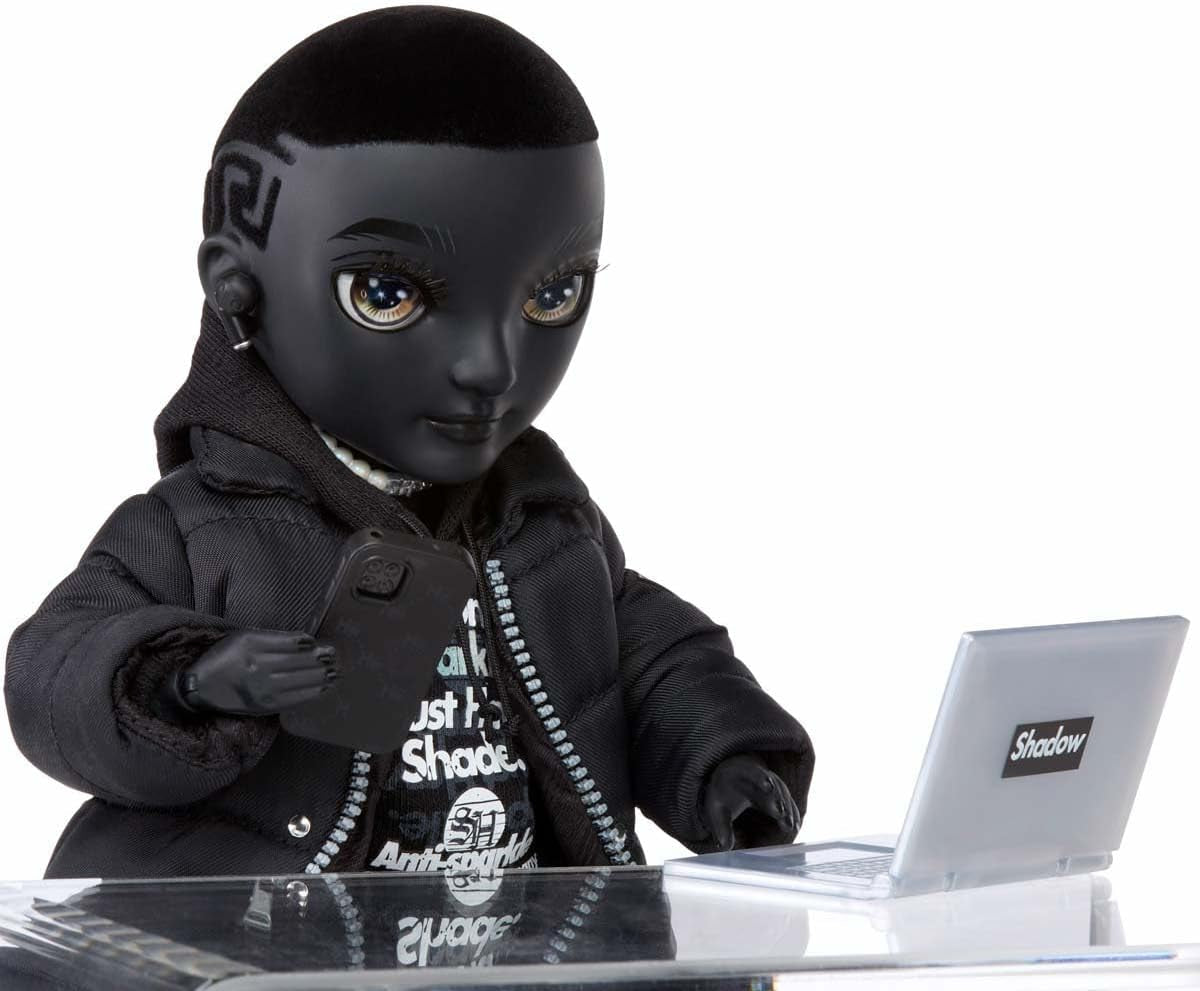 Rainbow High Shadow High - REXX McQueen - Modna czarna lalka z modnym strojem i ponad 10 kolorowymi akcesoriami do zabawy - Idealna dla kolekcjonerów i dzieci w wieku 4-12 lat
