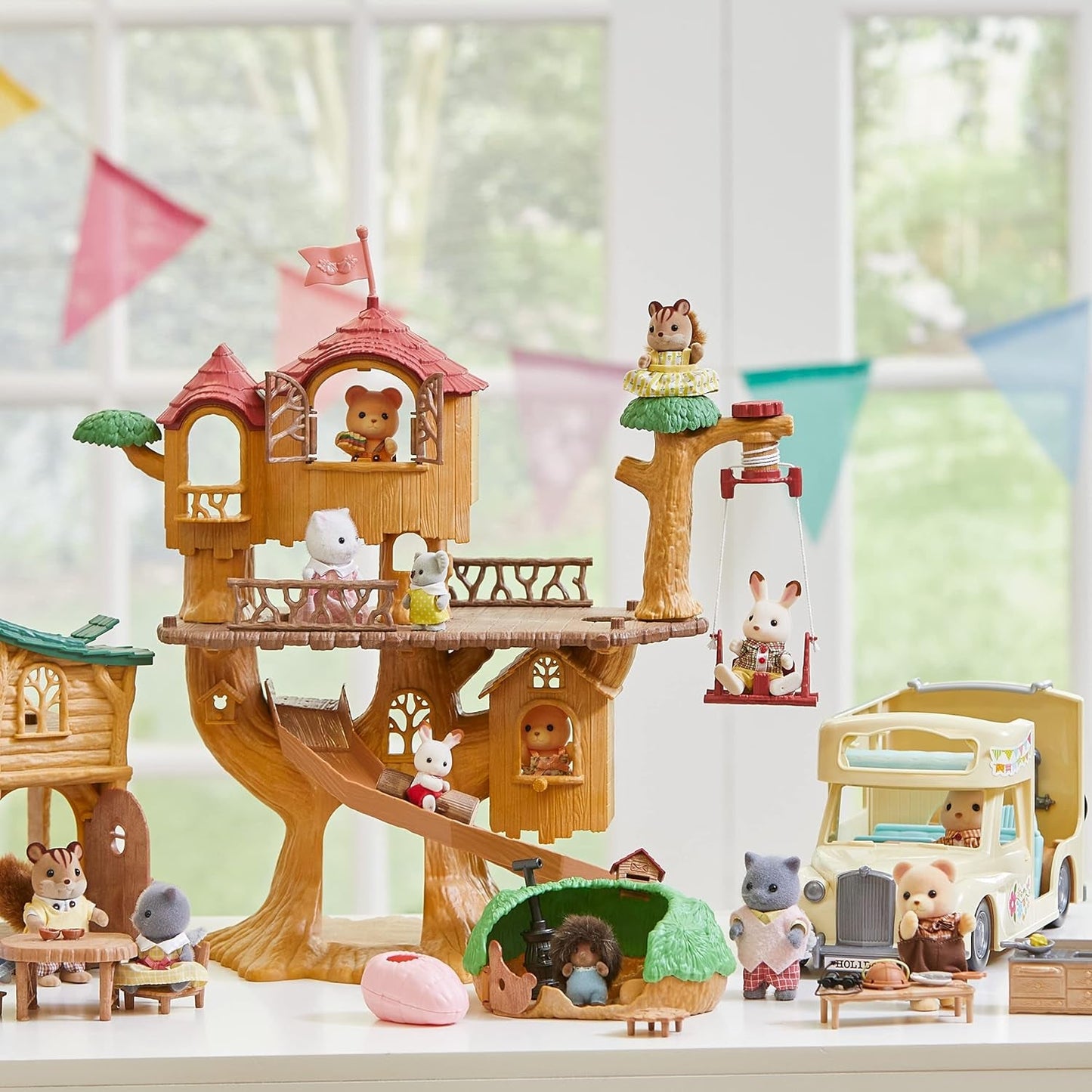 Sylvanian Families 5494 Domek na drzewie z przygodą — zestaw z domkiem dla lalek