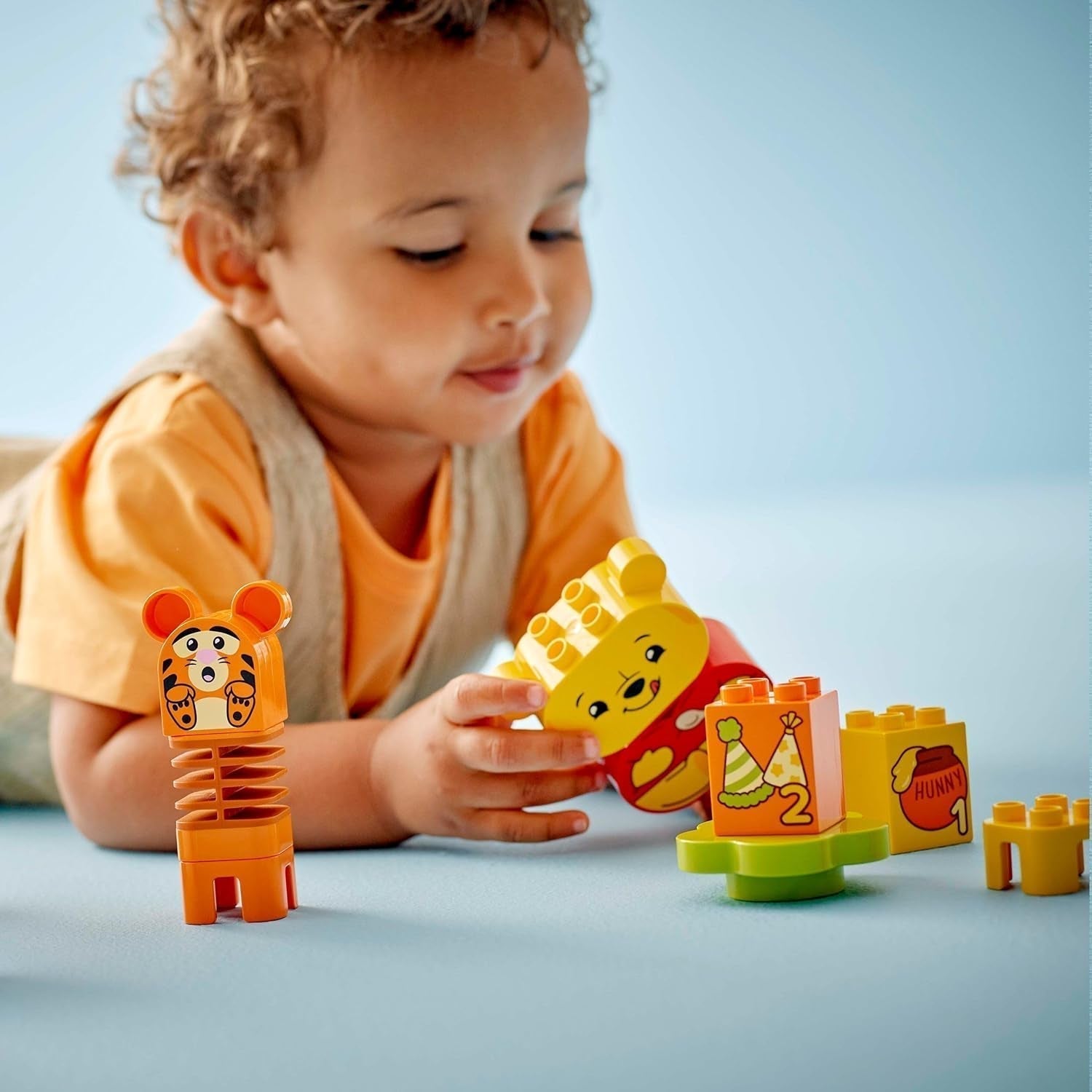 LEGO DUPLO - Disney Przyjęcie urodzinowe Kubusia Puchatka - zabawka edukacyjna dla przedszkolaków - zestaw 3 minifigurek, w tym Kubuś Puchatek, Tygrysek i Prosiaczek - pomysł na prezent dla chłopców i dziewcząt od 1,5 roku 10457 Zestawy konstrukcyjne Beuche w sklepie LEGO