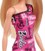 Modna lalka Barbie z prostymi blond włosami, w różowej elastycznej sukience na jedno ramię i butach z nadrukowanym logo HRH07 Naty Shop Dolls
