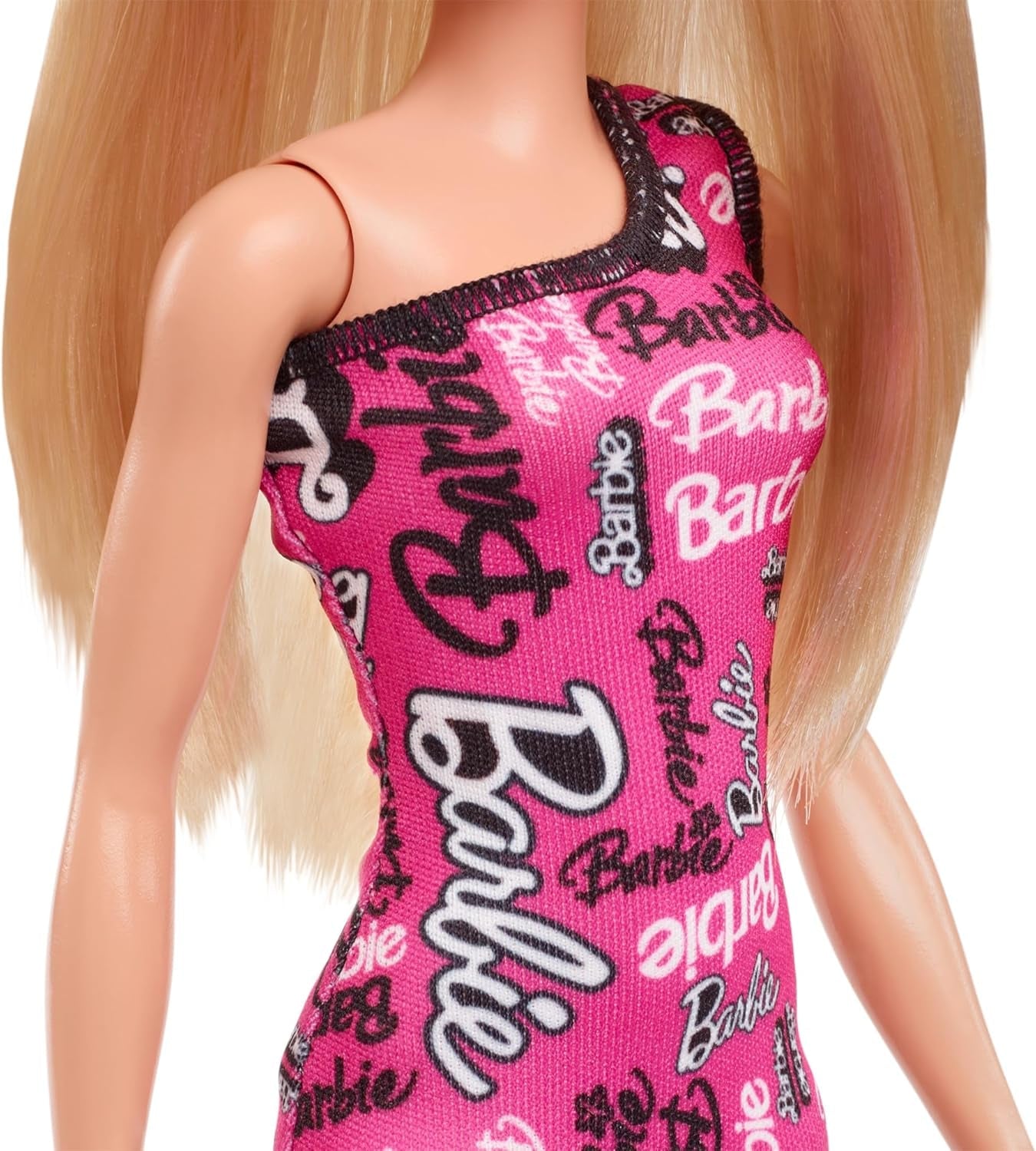 Modna lalka Barbie z prostymi blond włosami w różowej odpinanej sukience na jedno ramię i butach z nadrukowanym logo, HRH07