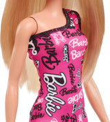 Modna lalka Barbie z prostymi blond włosami w różowej odpinanej sukience na jedno ramię i butach z nadrukowanym logo, HRH07