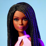Lalka Barbie Looking, figurka kolekcjonerska nr. 21 z czarnymi warkoczami i modą Y2K, różowym topem wiązanym na szyi i spódnicą ze sztucznej skóry z butami, HRM13 Naty Shop Dolls